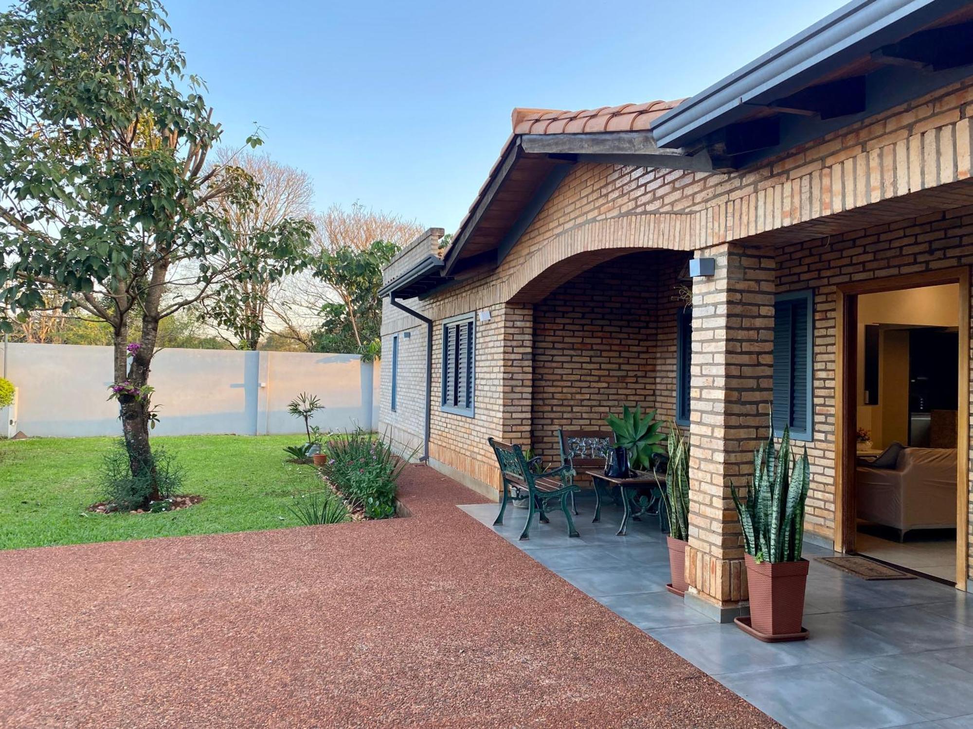 Moderna Y Unica Casa Independiente Con Jardin Y Estacionamiento Ciudad del Este Exteriör bild